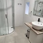 Square نيم