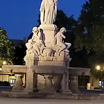 Square فندق