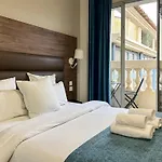 Square Hotel