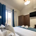فندق Square