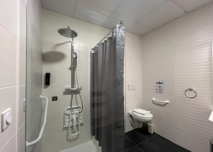 Square فندق نيم